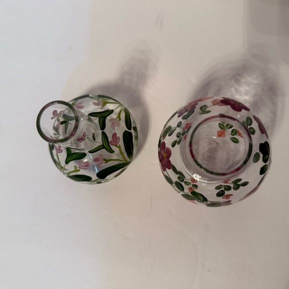 VINTAGE BUD VASES PAIR SMALL CLEAR GLASS HAND PAINTED FLOWERS PINK PURPLE GREEN - Picture 3 of 6